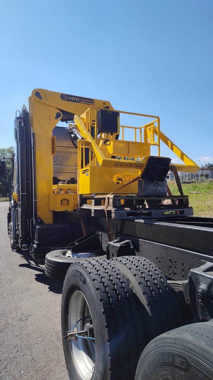 Guindauto G-Vetec GV45200HP montado em caminhão