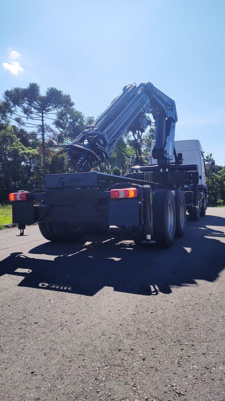 Guindauto G-Vetec GV68200HP montado em caminhão